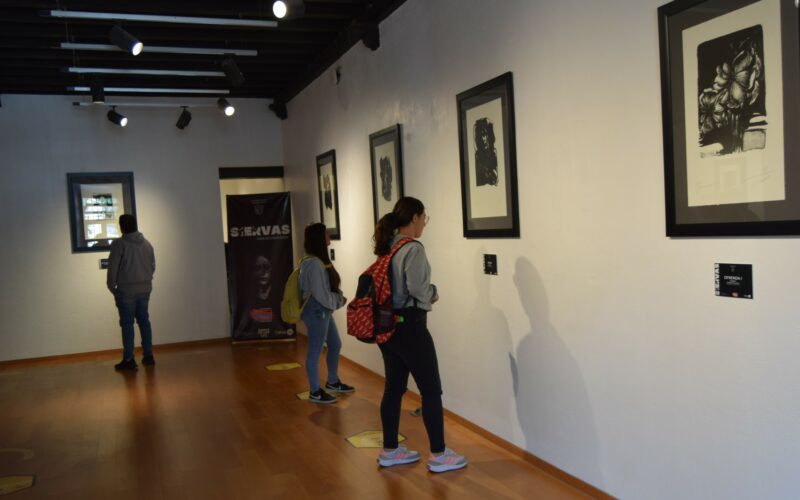 Exhiben obra “Siervas” de Carlos Castañeda en sede El Copal de la UG