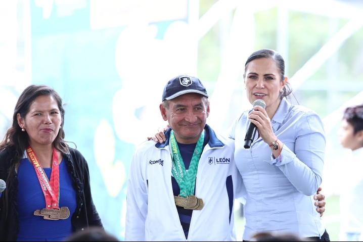 Alcaldesa de León reconoce a medallistas que participaron en los Juegos Panamericanos Máster