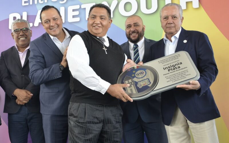 Reciben 17 instituciones educativas Insignia Planet en Irapuato