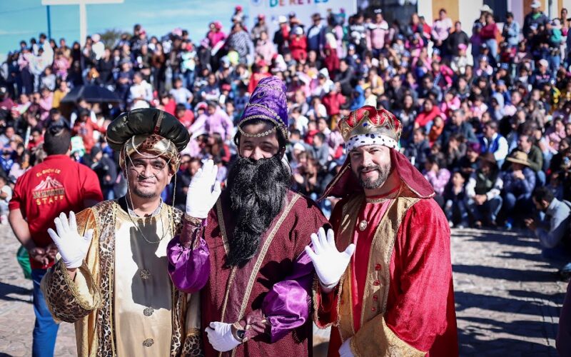 Cabalgata de Reyes Magos alegra a la niñez leonesa