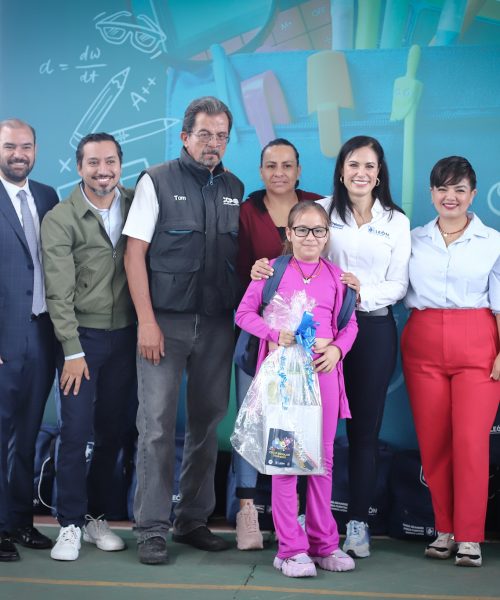 Entregan en León más de 4 mil paquetes de útiles escolares y mochilas