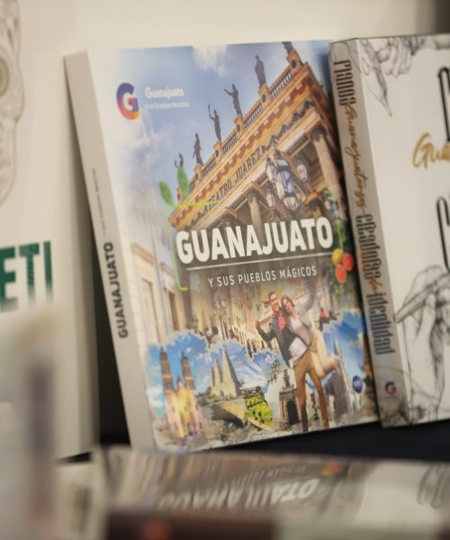 Donan acervo bibliográfico turístico a la UG