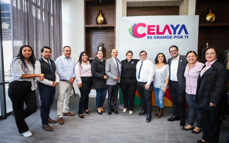 presentan guías digitales turísticas y requisitos para establecer un restaurante o bar en Celaya