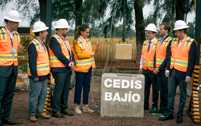 Colocan primera piedra del Centro de Distribución de Walmart en Silao