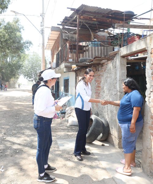 Gobernadora toca puertas en domicilios para invitar a la reinserción escolar