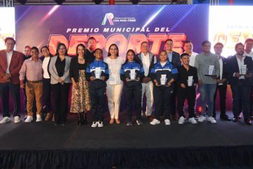 Entregan becas a estudiantes universitarios en Celaya