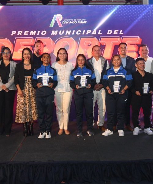 Entregan becas a estudiantes universitarios en Celaya