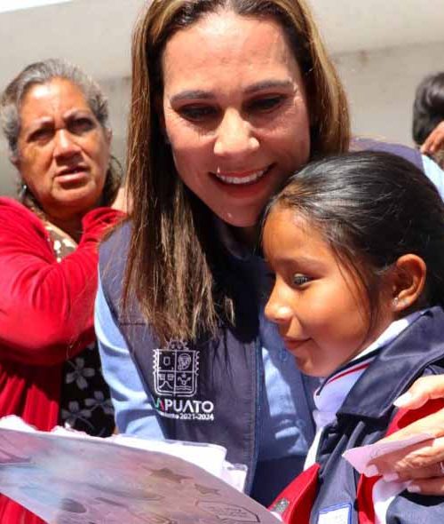 Regalan sonrisas y abrigan de corazón a irapuatenses