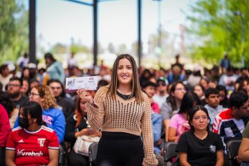 Entregan tarjetas del programa “Jóvenes Construyendo el Futuro”