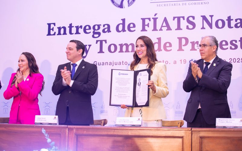 Gobernadora Libia Dennise entrega FÍATS Notariales