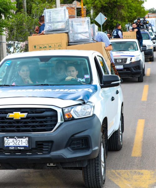 Entrega Gobernadora apoyos a familias de San Pedro de Ibarra en Ocampo