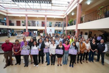 Apoyan con becas “Gisela Gaytán” a mujeres jefas de familia en Celaya