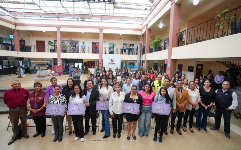 Apoyan con becas “Gisela Gaytán” a mujeres jefas de familia en Celaya