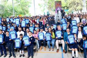 Entrega Gobernadora mochilas y útiles escolares para estudiantes de primaria en Romita