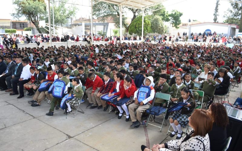 Apoya SEG a más de 140 mil familias leonesas con entrega de útiles y mochilas