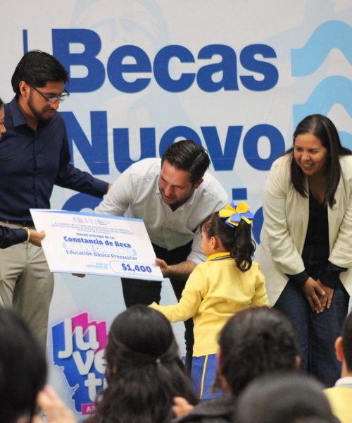 Entregan becas Nuevo Comienzo a jóvenes en Apaseo el Grande