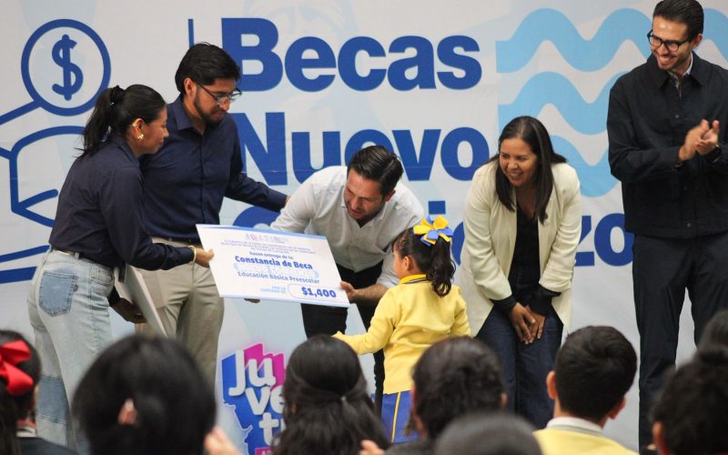 Entregan becas Nuevo Comienzo a jóvenes en Apaseo el Grande