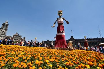 Zócalo de la Ciudad de México luce ofrenda monumental por el Día de Muertos
