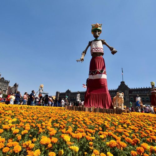 Zócalo de la Ciudad de México luce ofrenda monumental por el Día de Muertos