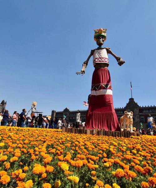 Zócalo de la Ciudad de México luce ofrenda monumental por el Día de Muertos