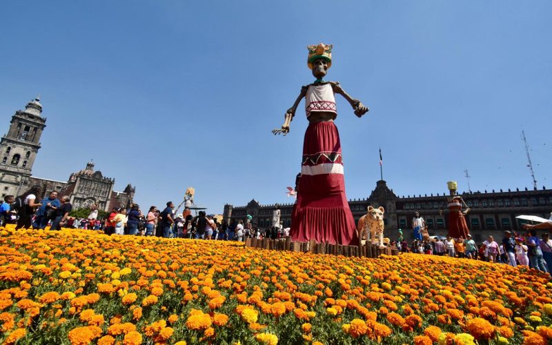 Zócalo de la Ciudad de México luce ofrenda monumental por el Día de Muertos