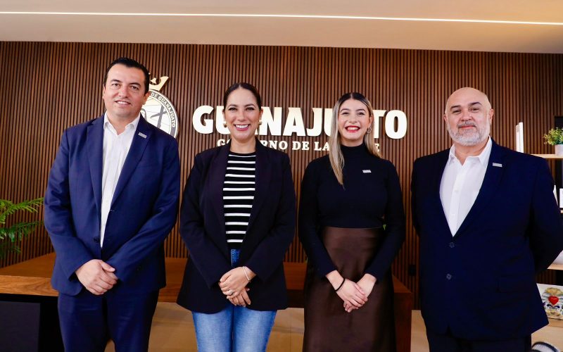 Gobernadora de Guanajuato anuncia 2 mil becas UVEG  para mujeres