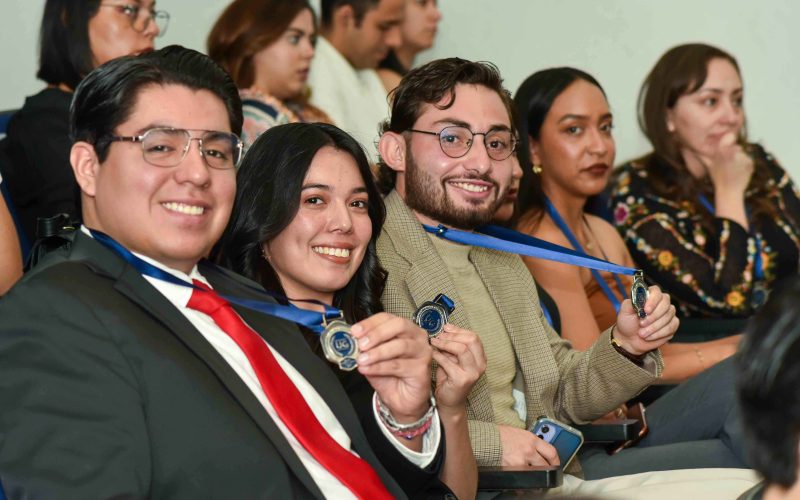 Premian la excelencia de estudiantes UG campus León