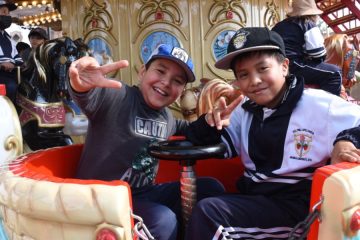 Niñas y niños disfrutan de la Villa Navideña en Irapuato