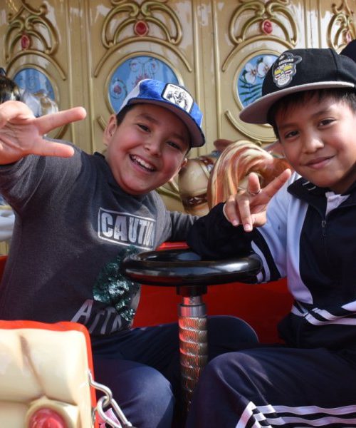 Niñas y niños disfrutan de la Villa Navideña en Irapuato