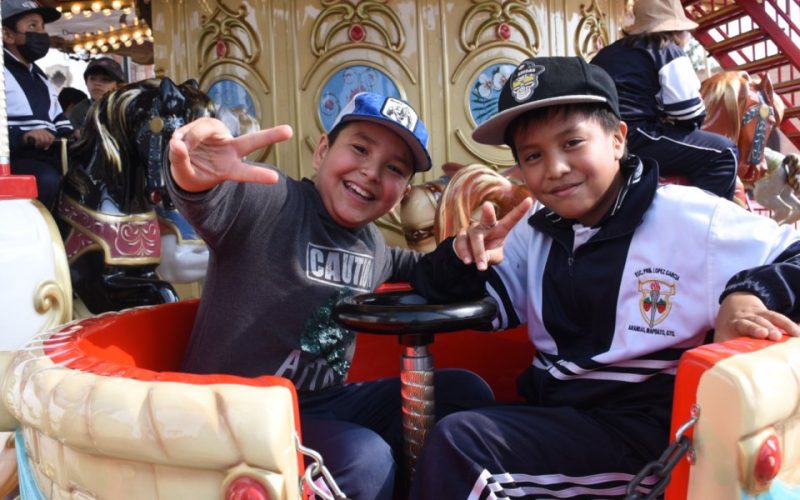 Niñas y niños disfrutan de la Villa Navideña en Irapuato