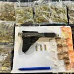 Detienen a hombre en posesión de un arma de fuego hechiza y droga en colonia León II