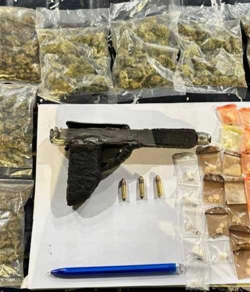 Detienen a hombre en posesión de un arma de fuego hechiza y droga en colonia León II
