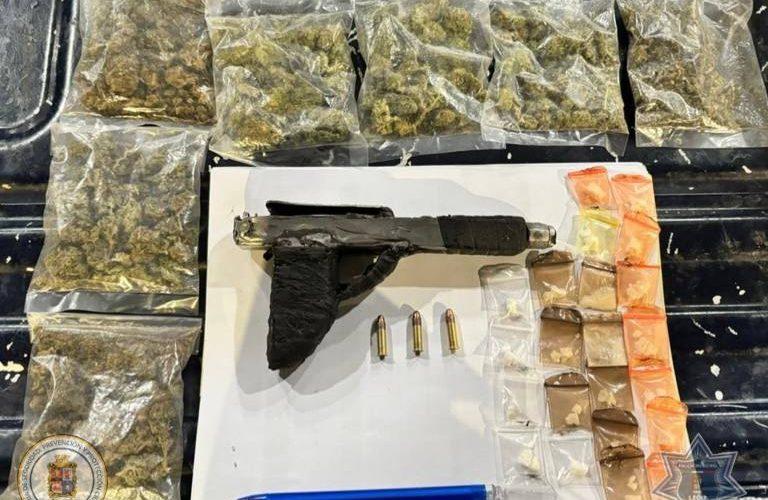 Detienen a hombre en posesión de un arma de fuego hechiza y droga en colonia León II