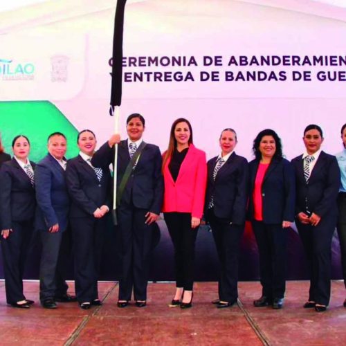 Abanderan y entregan medias bandas de guerra a escuelas de Silao