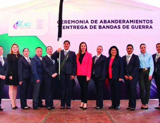 Abanderan y entregan medias bandas de guerra a escuelas de Silao