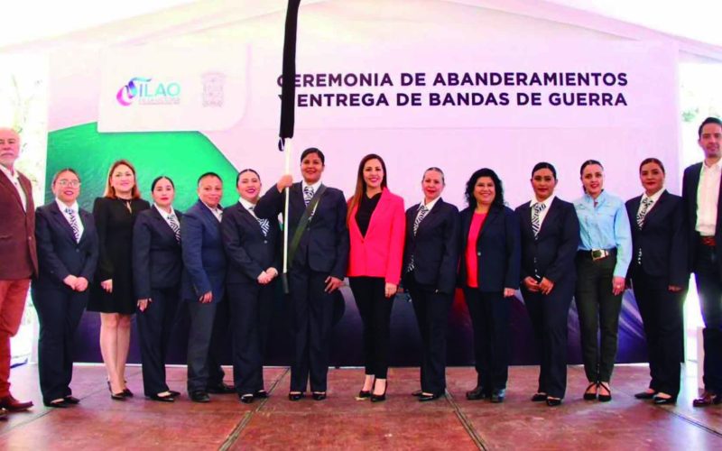Abanderan y entregan medias bandas de guerra a escuelas de Silao