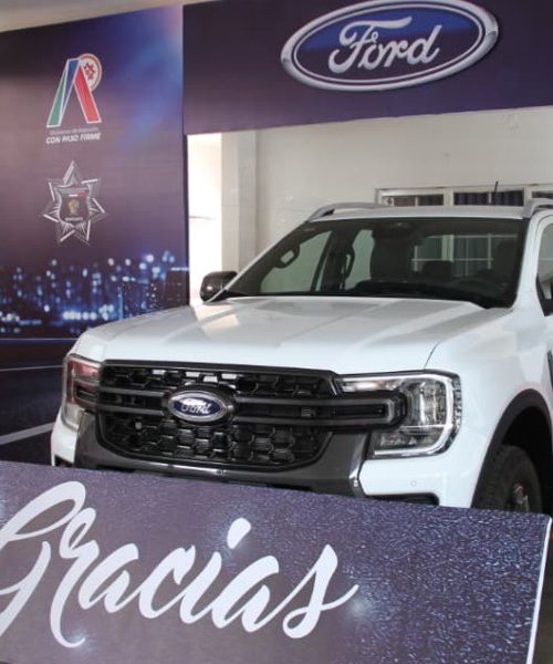 Ford México dona vehículo a bomberos de Irapuato