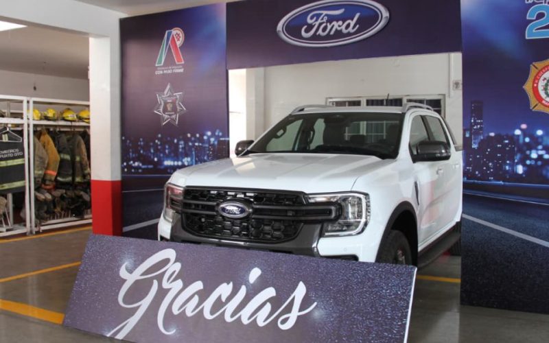 Ford México dona vehículo a bomberos de Irapuato