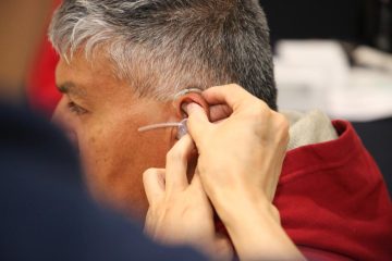 La Gobernadora Libia Dennise entrega dispositivos auditivos del programa Oír Bien