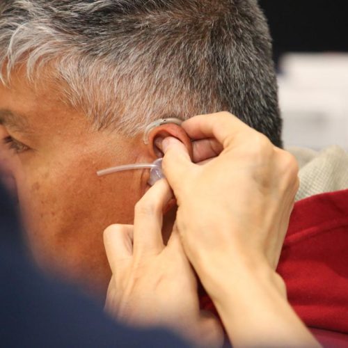 La Gobernadora Libia Dennise entrega dispositivos auditivos del programa Oír Bien