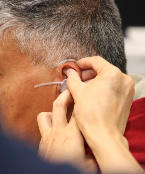 La Gobernadora Libia Dennise entrega dispositivos auditivos del programa Oír Bien