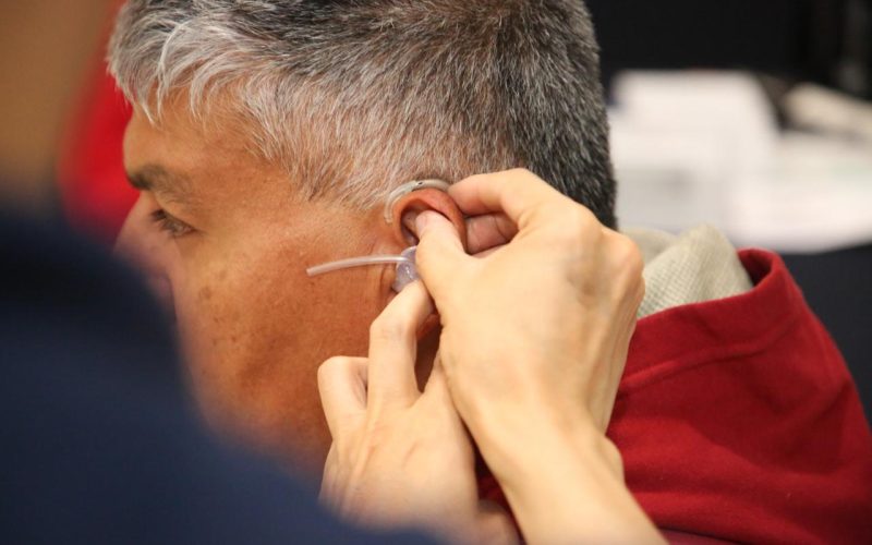 La Gobernadora Libia Dennise entrega dispositivos auditivos del programa Oír Bien