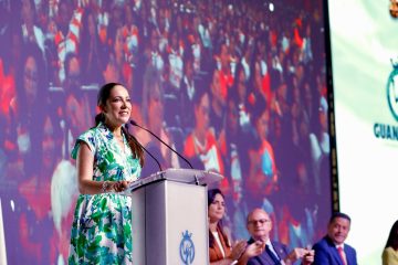 Libia Dennise ratifica compromiso con la educación ante docentes
