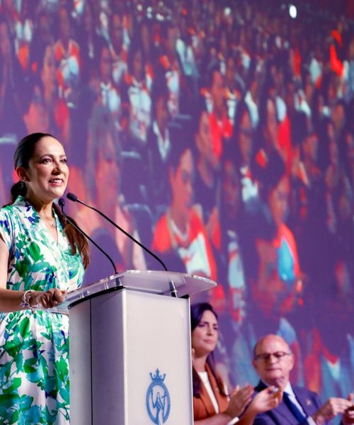 Libia Dennise ratifica compromiso con la educación ante docentes