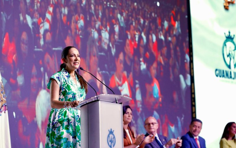 Libia Dennise ratifica compromiso con la educación ante docentes