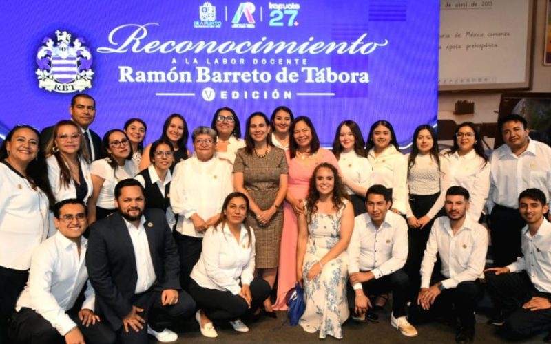 Reconocen a docentes irapuatenses en el Día del Maestro