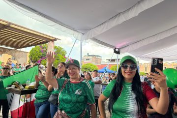 Gritan goool familias guanajuatenses en Fiesta México por el evento más grande del futbol y la victoria de la selección 2-0 ante Sudáfrica