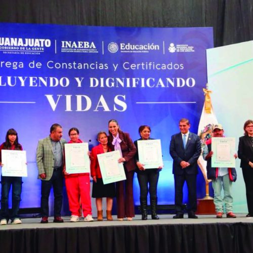 Sí es posible seguir preparándose, entregan constancias y certificados del INAEBA
