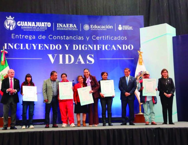 Sí es posible seguir preparándose, entregan constancias y certificados del INAEBA