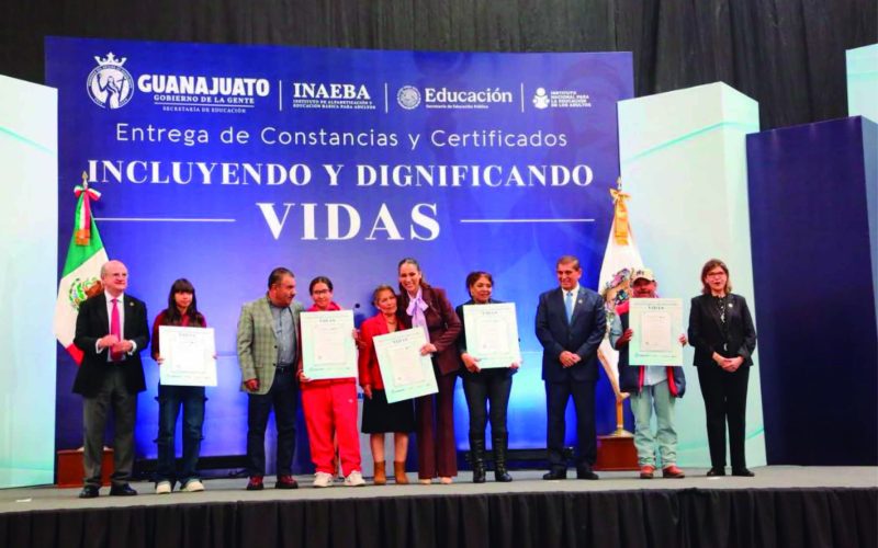 Sí es posible seguir preparándose, entregan constancias y certificados del INAEBA